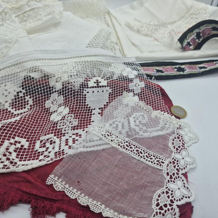 Antiek kant restjes vintage stoffenpakket, 22 stuks geborduurd katoen linnen zijden lint, slow stitching junk journal materiaal