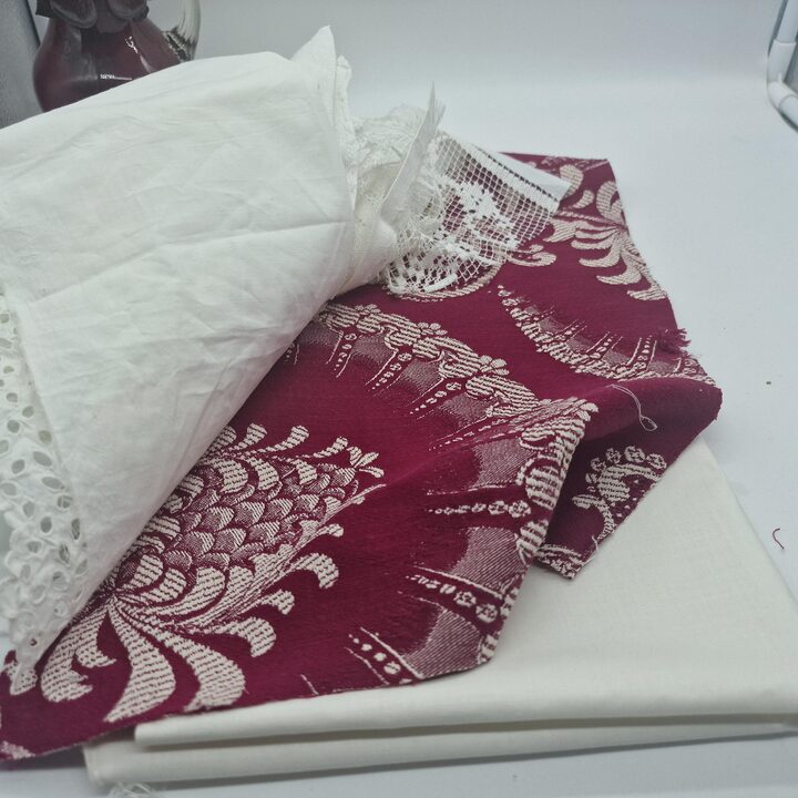 Skrawki Antycznej Koronki i Vintage Tkanin, Zestaw 22 Fragmentów Lnu i Bawełny, Slow Stitching