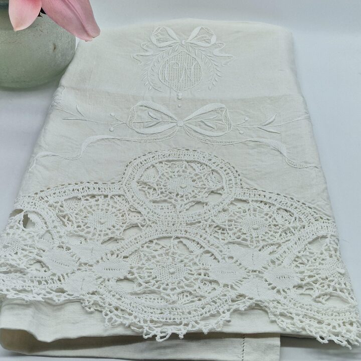 Antyczny lniany ręcznik z monogramem CN i ręczną koronką klockową, haft z końca XIX wieku i mereżka, 170x60 cm