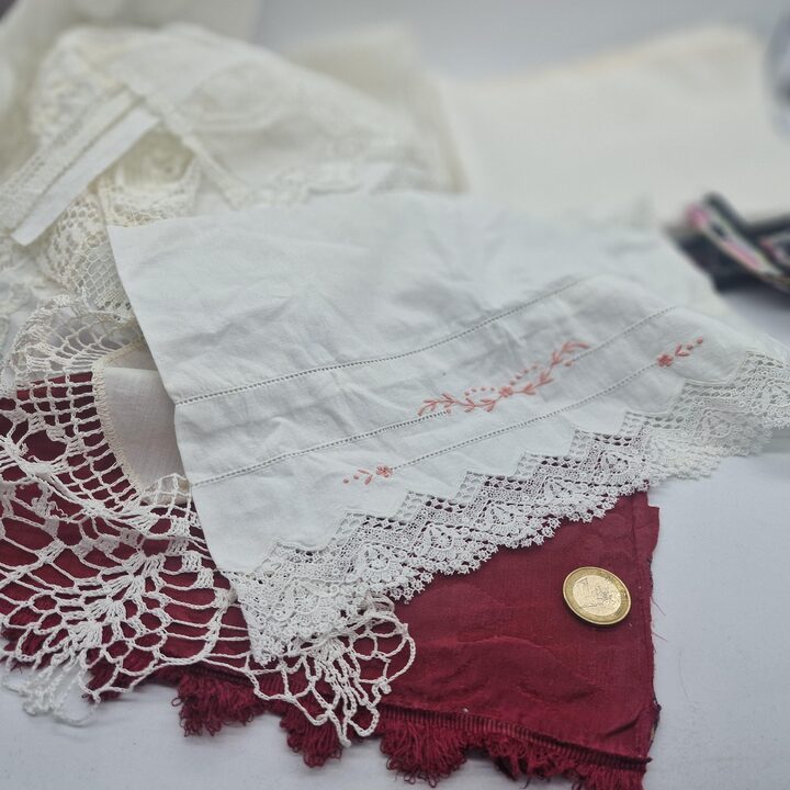 Antiek kant restjes vintage stoffenpakket, 22 stuks geborduurd katoen linnen zijden lint, slow stitching junk journal materiaal