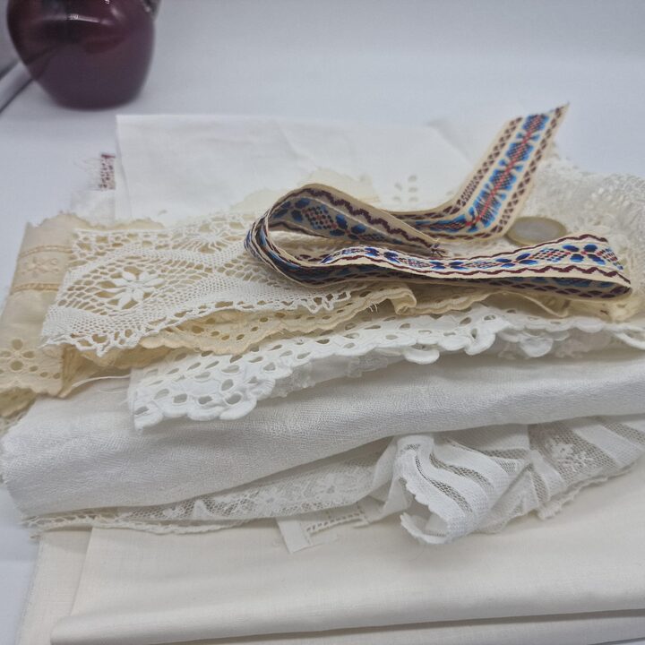 Skrawki Antycznej Koronki i Vintage Tkanin, Zestaw 22 Fragmentów Lnu i Bawełny, Slow Stitching