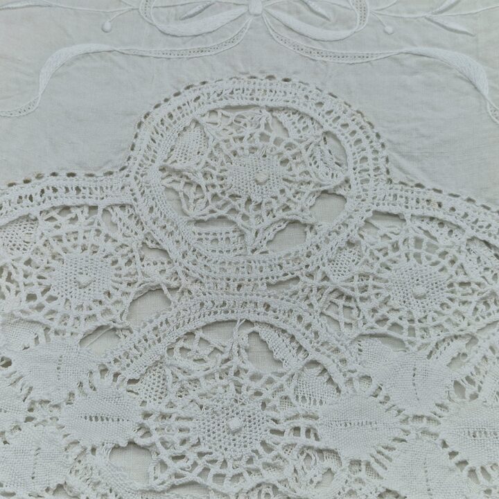 Antyczny lniany ręcznik z monogramem CN i ręczną koronką klockową, haft z końca XIX wieku i mereżka, 170x60 cm