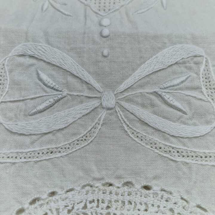 Antyczny lniany ręcznik z monogramem CN i ręczną koronką klockową, haft z końca XIX wieku i mereżka, 170x60 cm