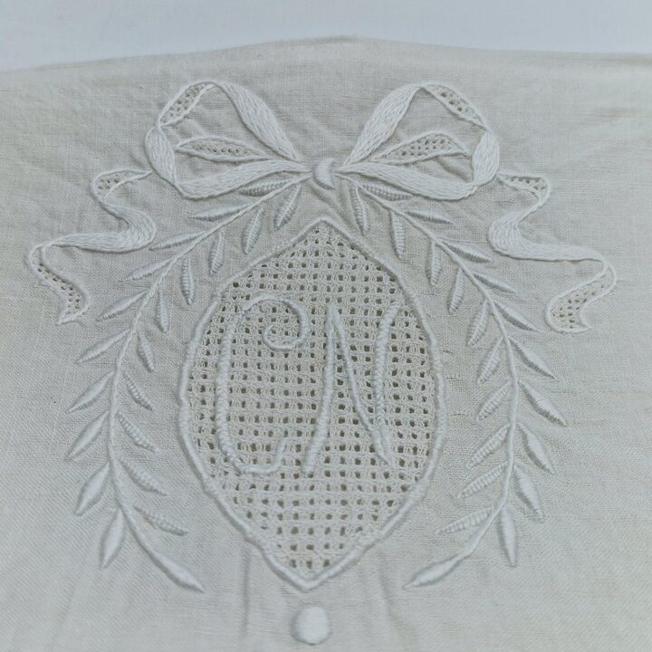 Antyczny lniany ręcznik z monogramem CN i ręczną koronką klockową, haft z końca XIX wieku i mereżka, 170x60 cm