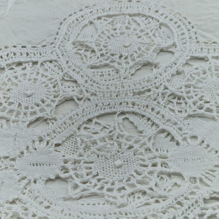 Antyczny lniany ręcznik z monogramem CN i ręczną koronką klockową, haft z końca XIX wieku i mereżka, 170x60 cm
