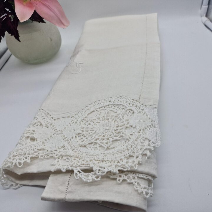 Antyczny lniany ręcznik z monogramem CN i ręczną koronką klockową, haft z końca XIX wieku i mereżka, 170x60 cm
