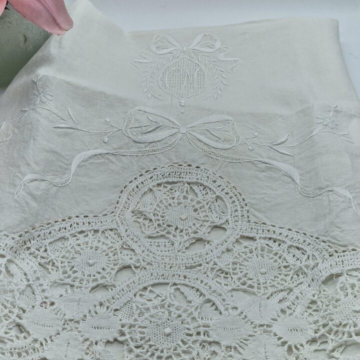 Antyczny lniany ręcznik z monogramem CN i ręczną koronką klockową, haft z końca XIX wieku i mereżka, 170x60 cm