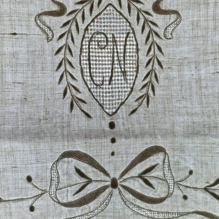 Antyczny lniany ręcznik z monogramem CN i ręczną koronką klockową, haft z końca XIX wieku i mereżka, 170x60 cm