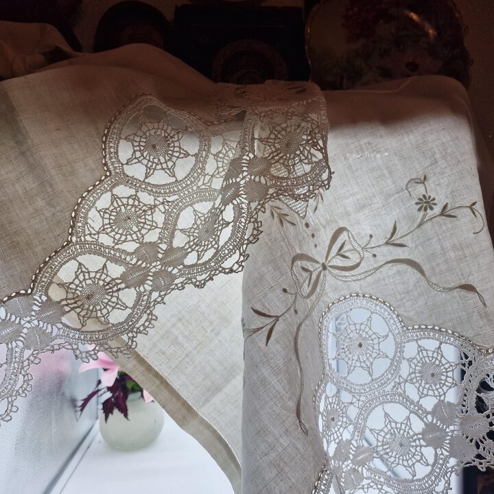 Antyczny lniany ręcznik z monogramem CN i ręczną koronką klockową, haft z końca XIX wieku i mereżka, 170x60 cm