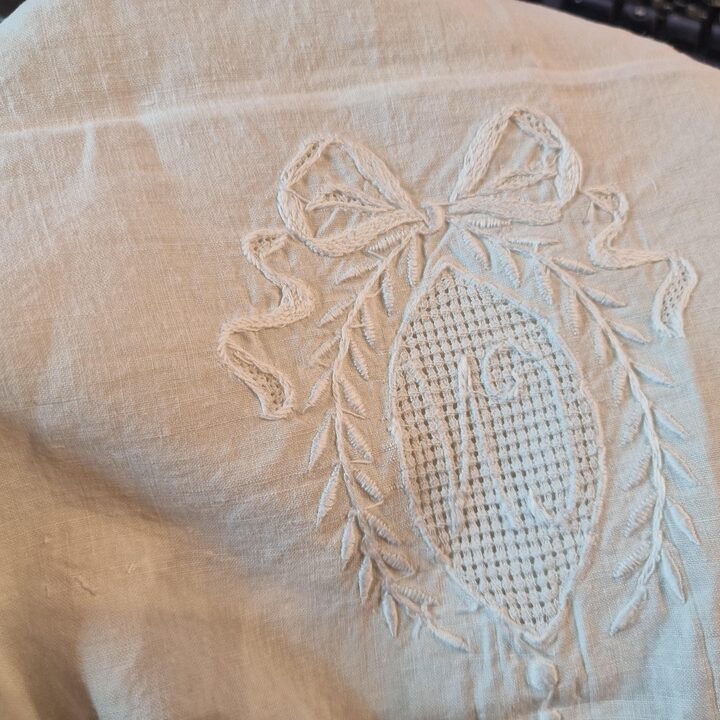 Antyczny lniany ręcznik z monogramem CN i ręczną koronką klockową, haft z końca XIX wieku i mereżka, 170x60 cm