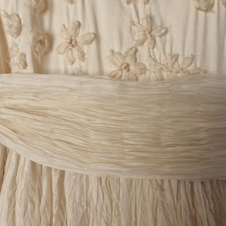 Vestido de Comunion de Seda Valentina Portugal, Seda Natural 100% Blanco Roto Cuerpo Flores 3D Falda Plise, Talla 8 Anos (8A)