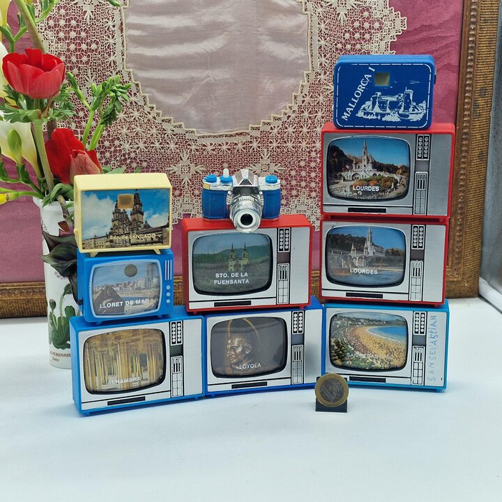 Konvolut von 10 Miniatur Spielzeug Diabetrachtern und Fernsehern, Spanien und Lourdes Reisesouvenirs, Vintage 1960er Optisches…