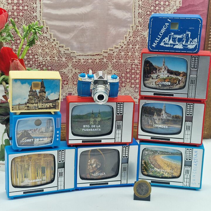 Konvolut von 10 Miniatur Spielzeug Diabetrachtern und Fernsehern, Spanien und Lourdes Reisesouvenirs, Vintage 1960er Optisches…