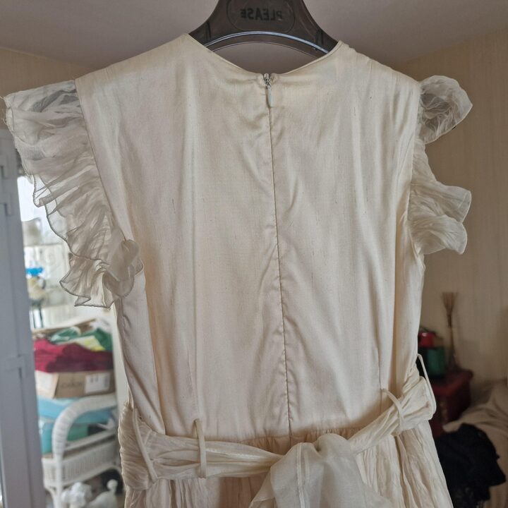 Vestido de Comunion de Seda Valentina Portugal, Seda Natural 100% Blanco Roto Cuerpo Flores 3D Falda Plise, Talla 8 Anos (8A)