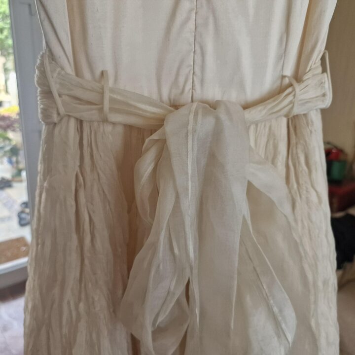 Vestido de Comunion de Seda Valentina Portugal, Seda Natural 100% Blanco Roto Cuerpo Flores 3D Falda Plise, Talla 8 Anos (8A)