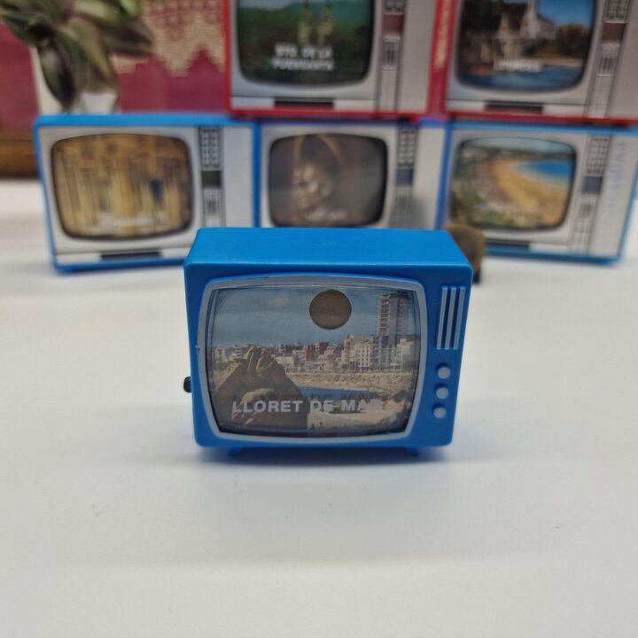 Konvolut von 10 Miniatur Spielzeug Diabetrachtern und Fernsehern, Spanien und Lourdes Reisesouvenirs, Vintage 1960er Optisches…