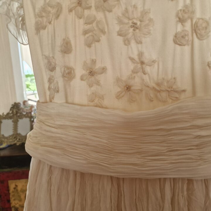 Vestido de Comunion de Seda Valentina Portugal, Seda Natural 100% Blanco Roto Cuerpo Flores 3D Falda Plise, Talla 8 Anos (8A)