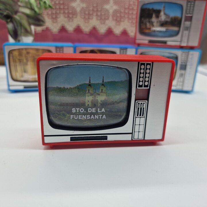 Konvolut von 10 Miniatur Spielzeug Diabetrachtern und Fernsehern, Spanien und Lourdes Reisesouvenirs, Vintage 1960er Optisches…