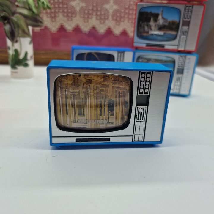 Konvolut von 10 Miniatur Spielzeug Diabetrachtern und Fernsehern, Spanien und Lourdes Reisesouvenirs, Vintage 1960er Optisches…