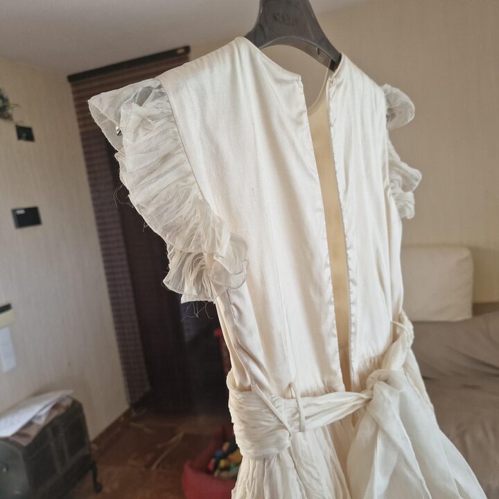 Vestido de Comunion de Seda Valentina Portugal, Seda Natural 100% Blanco Roto Cuerpo Flores 3D Falda Plise, Talla 8 Anos (8A)