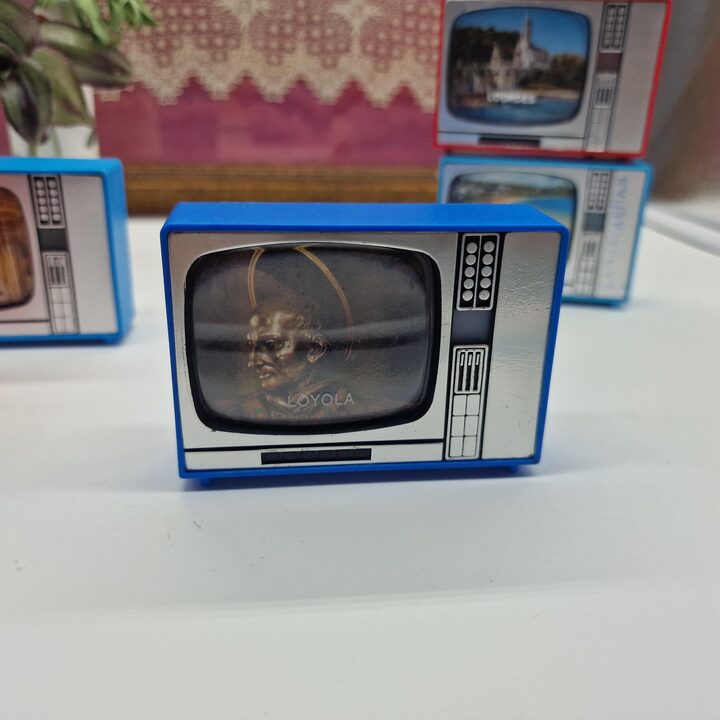 Konvolut von 10 Miniatur Spielzeug Diabetrachtern und Fernsehern, Spanien und Lourdes Reisesouvenirs, Vintage 1960er Optisches…