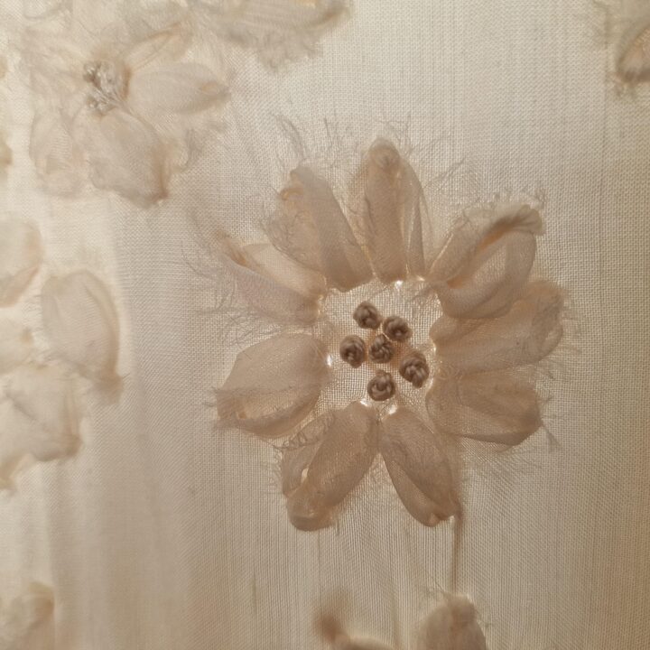 Vestido de Comunion de Seda Valentina Portugal, Seda Natural 100% Blanco Roto Cuerpo Flores 3D Falda Plise, Talla 8 Anos (8A)