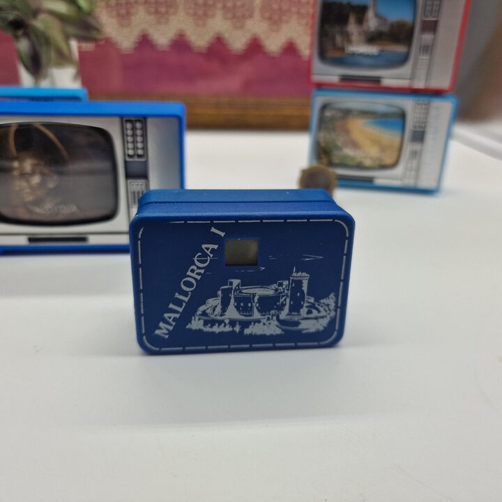 Konvolut von 10 Miniatur Spielzeug Diabetrachtern und Fernsehern, Spanien und Lourdes Reisesouvenirs, Vintage 1960er Optisches…