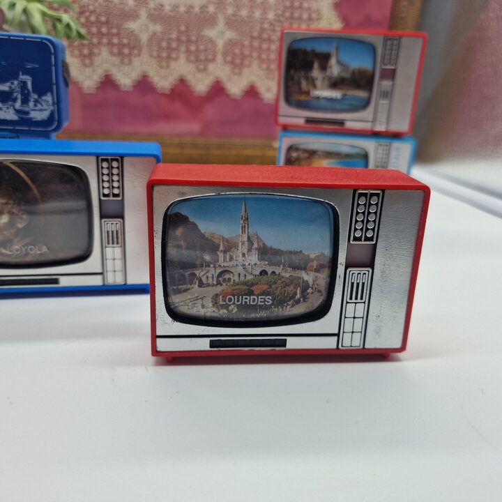 Konvolut von 10 Miniatur Spielzeug Diabetrachtern und Fernsehern, Spanien und Lourdes Reisesouvenirs, Vintage 1960er Optisches…