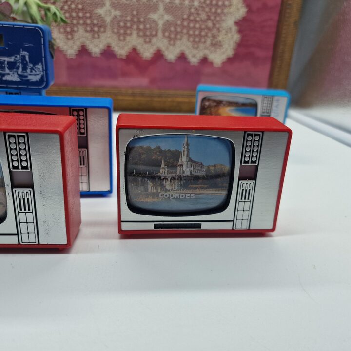 Konvolut von 10 Miniatur Spielzeug Diabetrachtern und Fernsehern, Spanien und Lourdes Reisesouvenirs, Vintage 1960er Optisches…