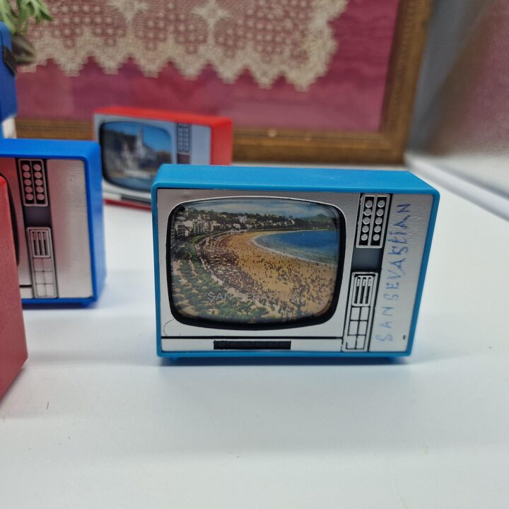 Konvolut von 10 Miniatur Spielzeug Diabetrachtern und Fernsehern, Spanien und Lourdes Reisesouvenirs, Vintage 1960er Optisches…