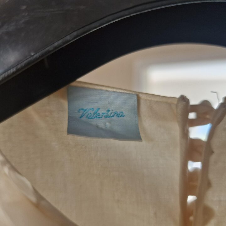 Vestido de Comunion de Seda Valentina Portugal, Seda Natural 100% Blanco Roto Cuerpo Flores 3D Falda Plise, Talla 8 Anos (8A)