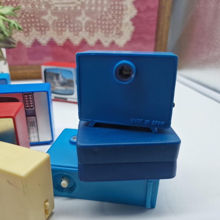 Konvolut von 10 Miniatur Spielzeug Diabetrachtern und Fernsehern, Spanien und Lourdes Reisesouvenirs, Vintage 1960er Optisches…