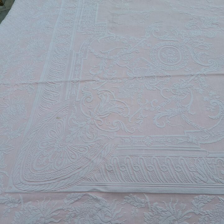 ヴィンテージ ジャカード ベッドスプレッド, ピンク ダマスク カバーレット フリンジ付, ネオクラシック柄, 190x240 cm, 1940年代