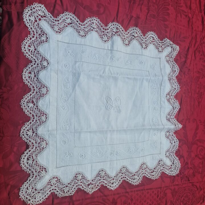 Federa Antica in Lino Spagnolo, Pizzo al Tombolo Fatto a Mano Ricamo Monogramma, Bottoni in Madreperla, Anni 1900