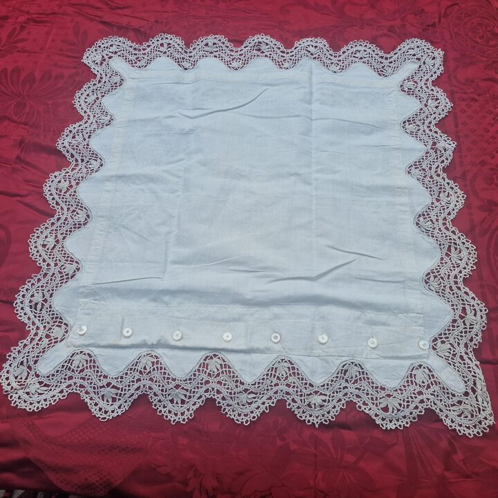 Federa Antica in Lino Spagnolo, Pizzo al Tombolo Fatto a Mano Ricamo Monogramma, Bottoni in Madreperla, Anni 1900