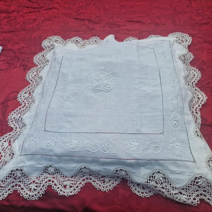 Federa Antica in Lino Spagnolo, Pizzo al Tombolo Fatto a Mano Ricamo Monogramma, Bottoni in Madreperla, Anni 1900