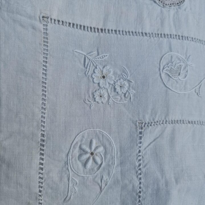 Federa Antica in Lino Spagnolo, Pizzo al Tombolo Fatto a Mano Ricamo Monogramma, Bottoni in Madreperla, Anni 1900
