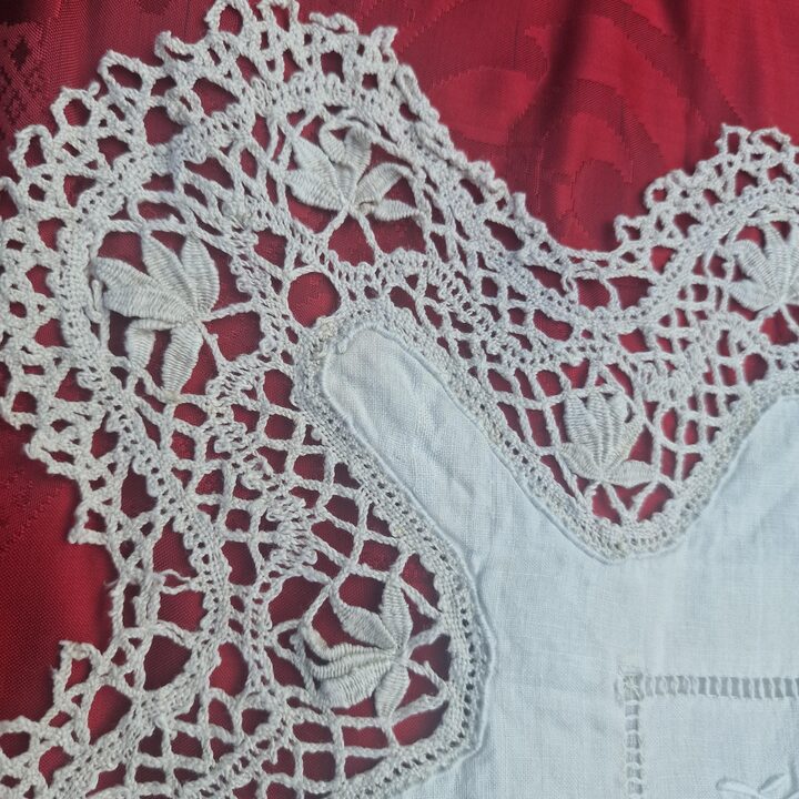 Federa Antica in Lino Spagnolo, Pizzo al Tombolo Fatto a Mano Ricamo Monogramma, Bottoni in Madreperla, Anni 1900