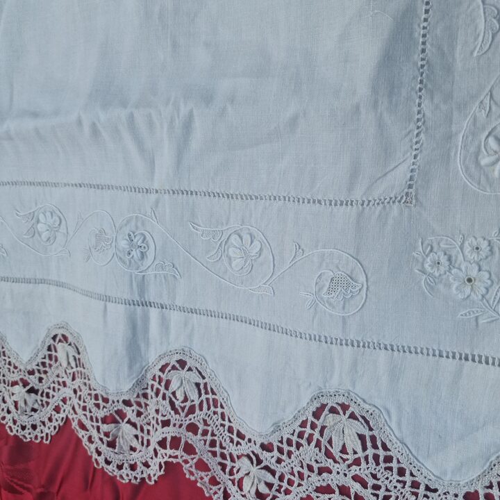 Federa Antica in Lino Spagnolo, Pizzo al Tombolo Fatto a Mano Ricamo Monogramma, Bottoni in Madreperla, Anni 1900