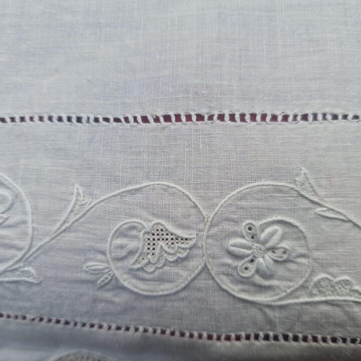 Federa Antica in Lino Spagnolo, Pizzo al Tombolo Fatto a Mano Ricamo Monogramma, Bottoni in Madreperla, Anni 1900