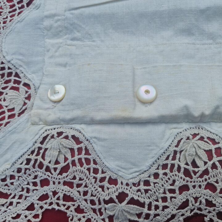 Federa Antica in Lino Spagnolo, Pizzo al Tombolo Fatto a Mano Ricamo Monogramma, Bottoni in Madreperla, Anni 1900