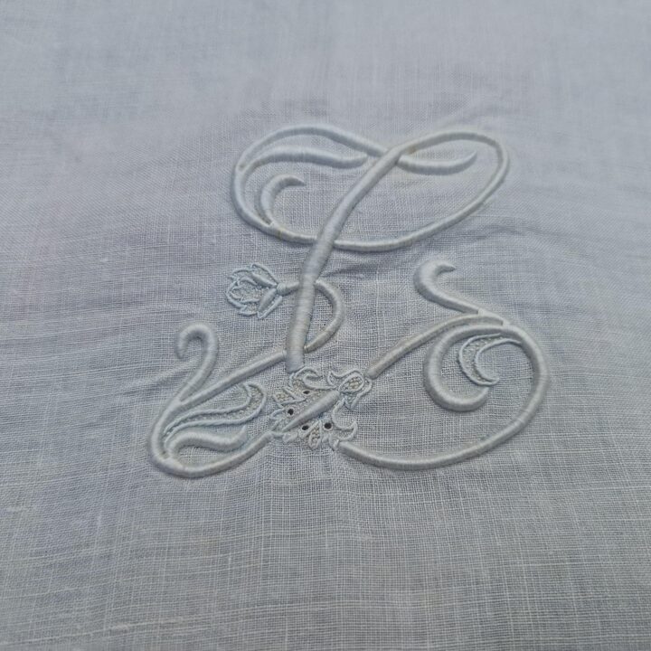 Federa Antica in Lino Spagnolo, Pizzo al Tombolo Fatto a Mano Ricamo Monogramma, Bottoni in Madreperla, Anni 1900