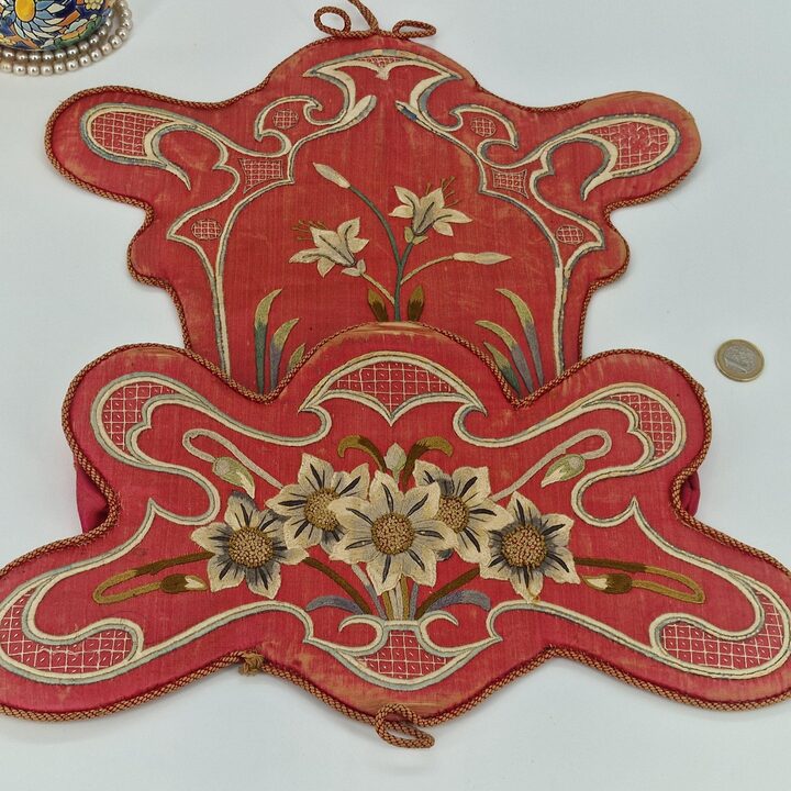 Tasca da Parete Art Nouveau Antica - Portalettere Ricamato - Decoro Tessile Floreale - Circa 1900