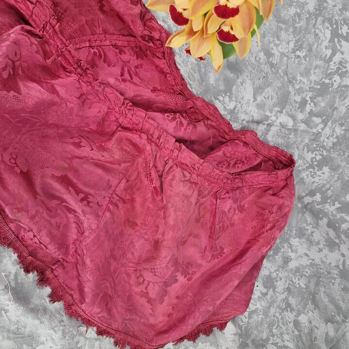 Seta Antica Damasco, Frammento Lambrequin Rosso, Tessuto Jacquard Cinese Floreale, 28x150 cm, Restauro Storico, Belle Epoque