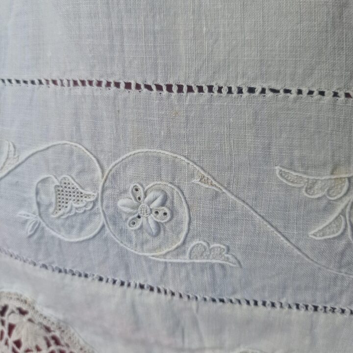 Federa Antica in Lino Spagnolo, Pizzo al Tombolo Fatto a Mano Ricamo Monogramma, Bottoni in Madreperla, Anni 1900