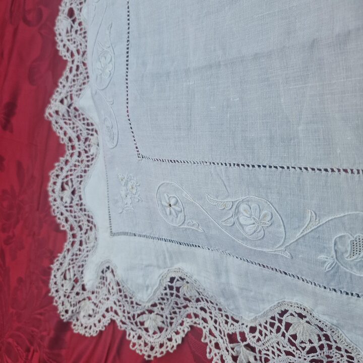 Federa Antica in Lino Spagnolo, Pizzo al Tombolo Fatto a Mano Ricamo Monogramma, Bottoni in Madreperla, Anni 1900
