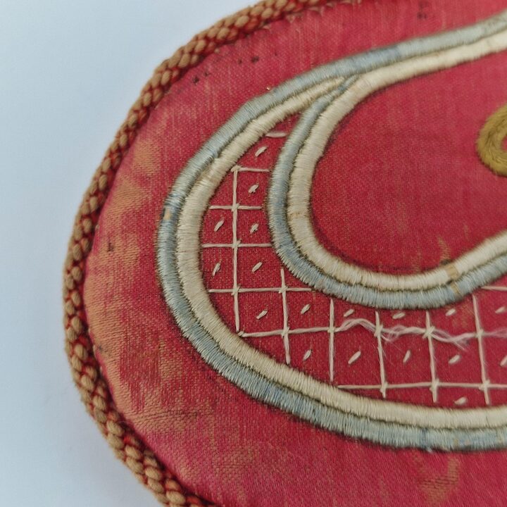 Tasca da Parete Art Nouveau Antica - Portalettere Ricamato - Decoro Tessile Floreale - Circa 1900