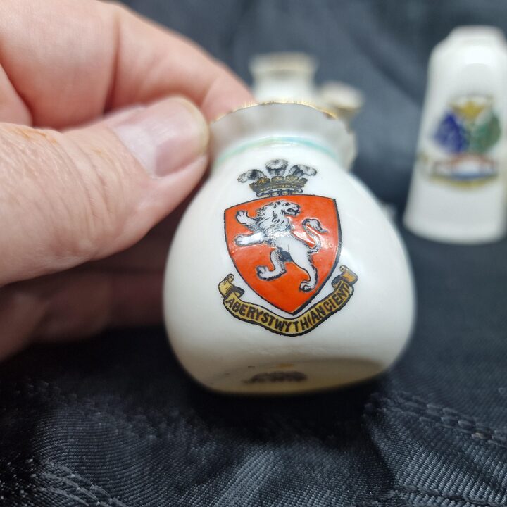 Miniaturowe wazy i naczynia z porcelany heraldycznej, W.H. Goss, Carlton, Arcadian i Botolph, zestaw 5 sztuk, epoka edwardiańska