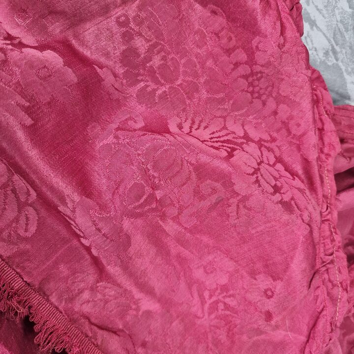 Seta Antica Damasco, Frammento Lambrequin Rosso, Tessuto Jacquard Cinese Floreale, 28x150 cm, Restauro Storico, Belle Epoque