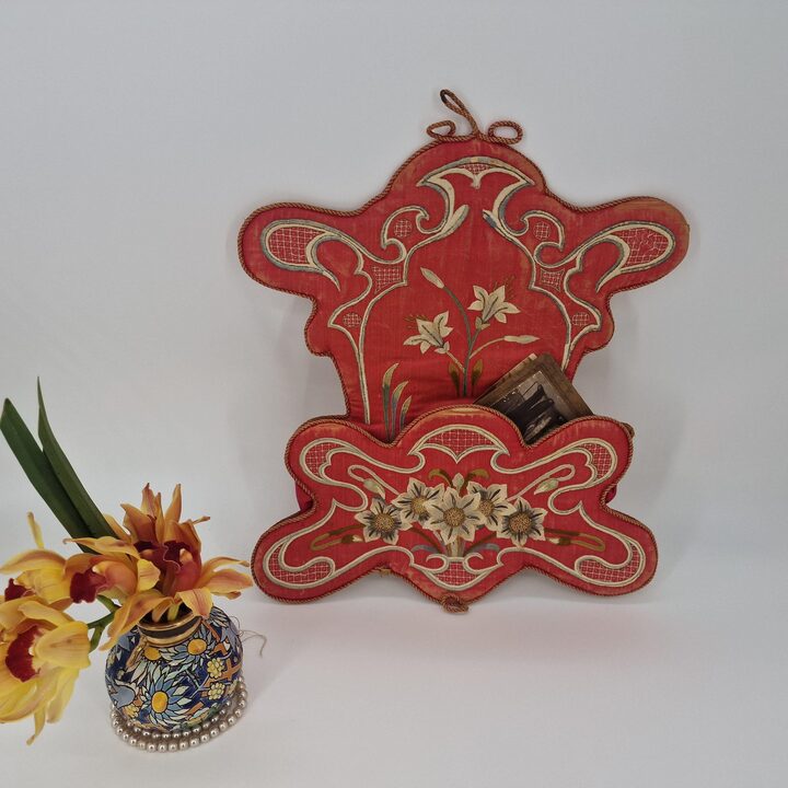 Tasca da Parete Art Nouveau Antica - Portalettere Ricamato - Decoro Tessile Floreale - Circa 1900